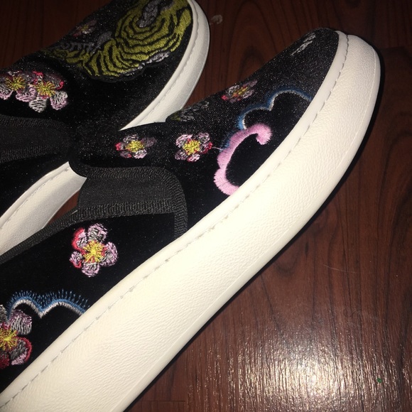 Trendy TOPSHOP Tiger embellished Slip On's - Picture 2 of 6